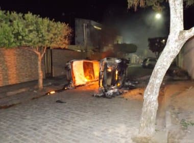 Encapuzados invadem delegacia em Amargosa e queimam carros
