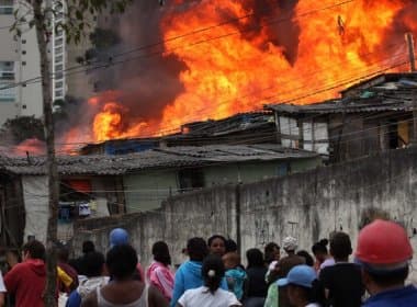 Bombeiros acreditam que incêndio em favela pode ter sido criminoso