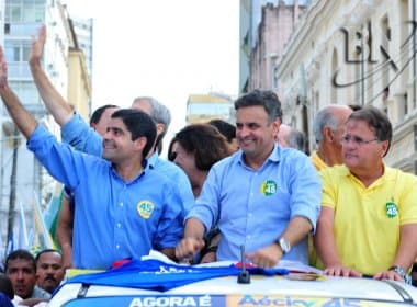 Aécio chega à Praça Castro Alves acompanhado de Neto e Souto; Eleitor do PT é vaiado