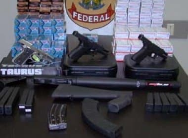 Dupla é presa com armas, munições e R$ 15 mil falsos em Itagimirim
