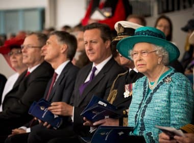 Rainha da Inglaterra acha casamento homoafetivo &#039;incrível&#039;