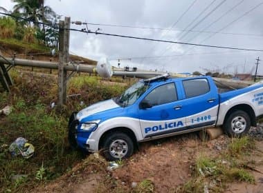 Poste cai em viatura da polícia civil após colisão em Santo Antonio de Jesus