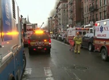 Após explosão, prédio em Nova York desaba