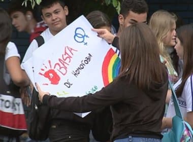 Estudantes protestam contra suspensão de garotos flagrados se beijando em escola