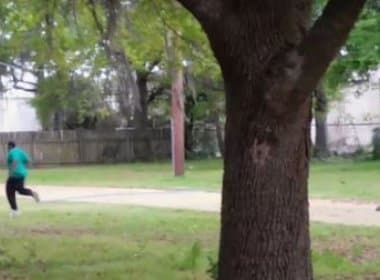 Vídeo mostra policial branco que mata um negro nos Estados Unidos com oito tiros nas costas