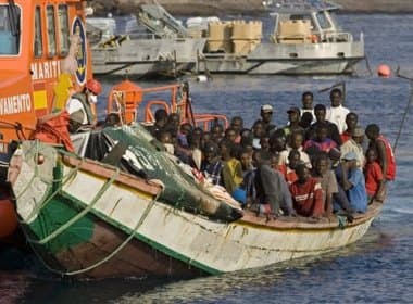 Naufrágio de embarcação no Mediterrâneo deixa 700 imigrantes desaparecidos