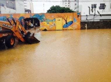 Trator quebra muro para escoar água da chuva no bairro do Imbuí