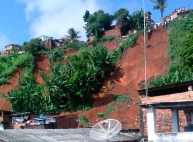 Deslizamento de terra na Baixa do Fiscal atinge casas e número de vítimas é incerto