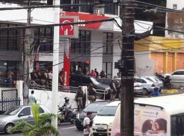Suspeita de assalto: polícia cerca agência do Bradesco em Itapuã