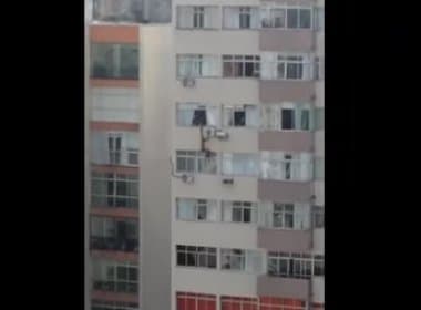 Vídeo mostra queda de assaltante do 7º andar de prédio na Graça