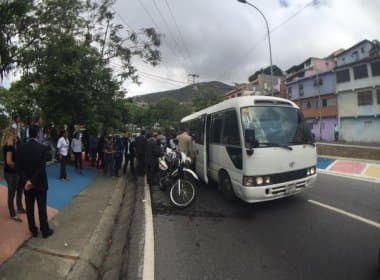 Ônibus de comitiva liderada por Aécio Neves é apedrejado por manifestantes venezuelanos