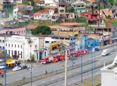 Incêndio atinge estofaria na Av. Heitor Dias e trânsito é interditado na via