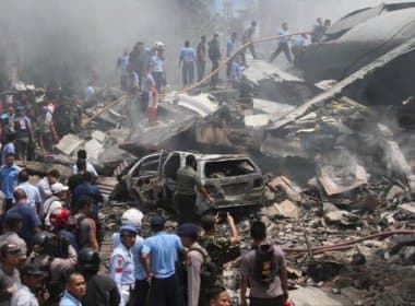 Avião cai em zona residencial da Indonésia e pelo menos 40 pessoas morrem