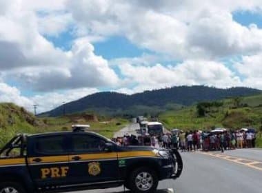 Itagimirim: Protesto bloqueia BR-101 e cobra apuração de morte de ex-prefeito
