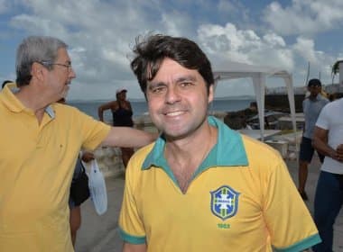 Com camisa da CBF, Paulo Câmara pede fim da corrupção e ‘faxina geral no Brasil’