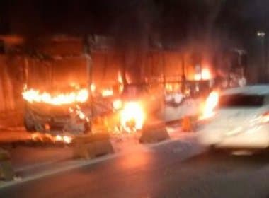 Grupo ateia fogo em ônibus na Avenida São Rafael