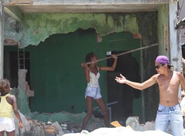Manifestantes invadem casa de suspeito de matar adolescente na Suburbana