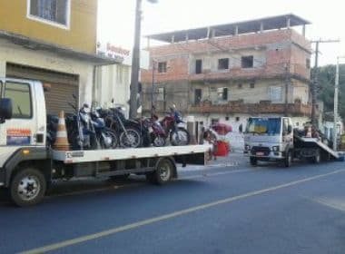 Transalvador multa donos de 38 motocicletas estacionadas em calçada na Cidade Baixa