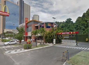 Assalto a McDonald’s na Av. ACM termina com tiros e sequestro relâmpago