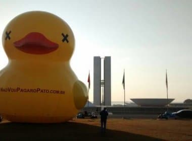 &#039;Pato gigante&#039; marca protesto contra CPMF no Farol da Barra