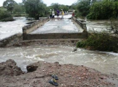 Queimadas: Com cheia do Itapicuru, prefeito pede a moradores que evitem ponte destruída