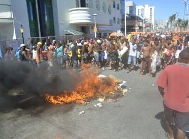 Ambulantes protestam contra apreensão de mercadoria e atrasam desfile no Circuito Dodô