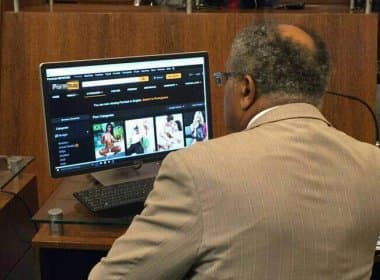 Vereador é flagrado vendo site pornô durante sessão da Câmara em Florianópolis