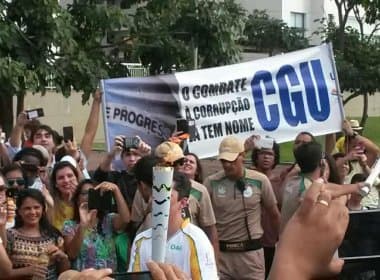 Servidores protestam contra extinção da CGU durante passagem da Tocha Olímpica