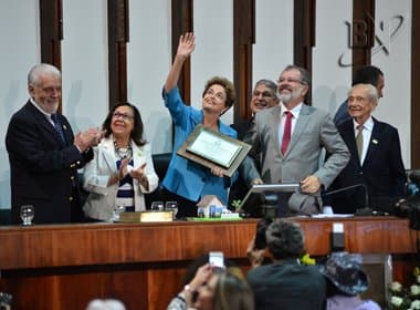 ‘Sabemos que você é honrada e honesta’, diz Rosemberg durante entrega de título a Dilma