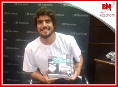 Em Salvador para lançar livro, Caio Castro fala: &#039;Experiência de viver relacionamento a 3’