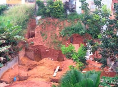 Homem morre após ser soterrado durante obra em Itapuã