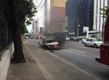 Carro pega fogo na Avenida Tancredo Neves na manhã desta segunda; não houve feridos