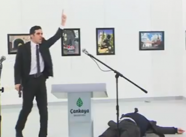 Atirador mata embaixador da Rússia na Turquia; assista vídeo