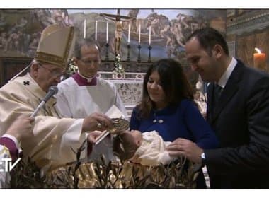 Papa pede que mães amamentem durante batismo no Vaticano