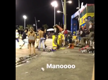 Vídeo mostra policial agredindo folião com cone na Barra; PM vai investigar caso