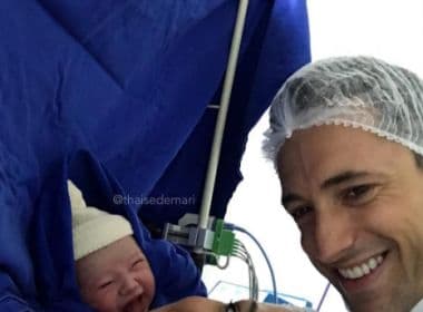 Bebê brasileira sorri na primeira selfie e foto viraliza internacionalmente