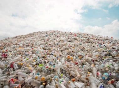 Montanha de lixo desaba e mata 19 pessoas no Sri Lanka