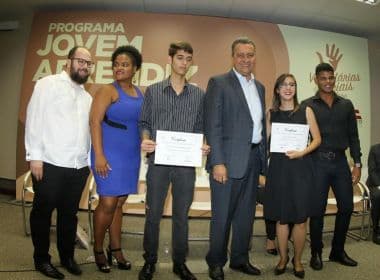 Integrantes do programa Jovem Aprendiz são certificados em cerimônia com governador