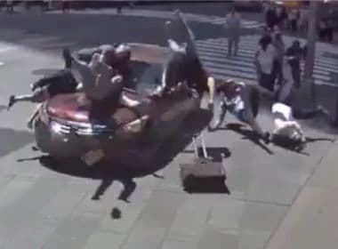 Vídeo mostra momento em que carro atropela multidão em Nova York; assista