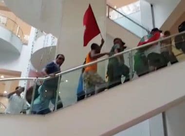 Em greve, vigilantes fazem manifestação dentro do Shopping Barra; assista