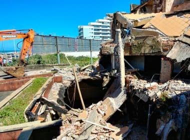 Por risco de desabamento, prédio começa a ser demolido no Jardim Armação