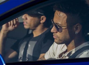 Neymar não vai ao treino e se despede de time; Barcelona confirma saída
