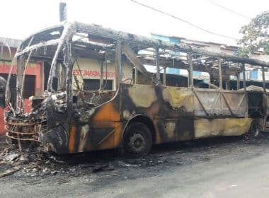 Ônibus de vereador é incendiado no fim de linha do bairro de Mussurunga
