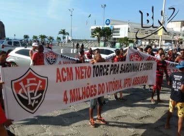 Torcedores do Vitória realizam manifestação contra o valor do IPTU em frente à prefeitura