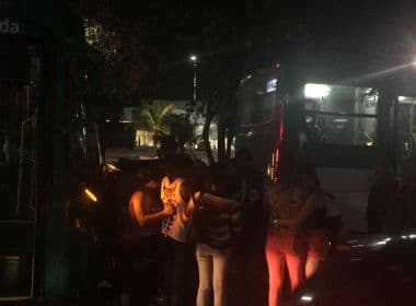 Carro fica prensado entre dois ônibus na Avenida Tancredo Neves