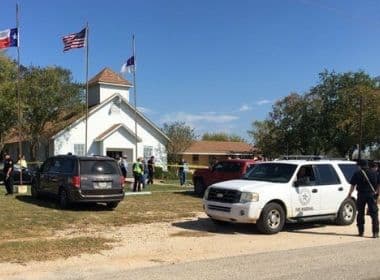 Atirador invade igreja e mata pelo menos 27 pessoas no Texas, nos Estados Unidos