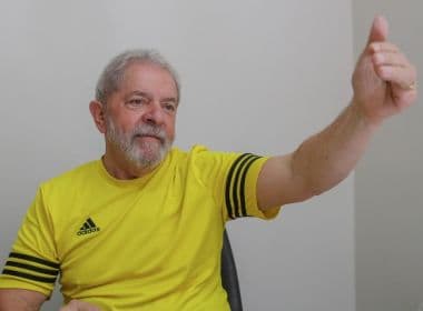 Lula diz que quer disputar eleição 'com alguém com o logotipo da Globo na testa'