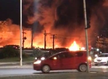 Incêndio atinge terreno ao lado de fábrica de biscoitos na Av. Barros Reis; veja vídeo
