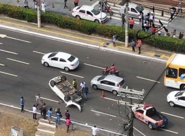Carro capota na Av. Tancredo Neves ao colidir com poste; trânsito já está liberado no local