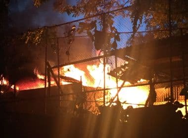 Incêndio atinge área próxima ao HGE; suspeita é que fogo partiu de depósito 